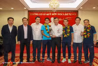 U23 Việt Nam tươi rói mang cúp vô địch về nước