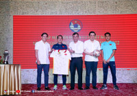 U23 Việt Nam tươi rói mang cúp vô địch về nước