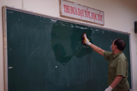 Trường học Hà Nội hối hả dọn dẹp để đón học sinh trở lại trường từ 6/12