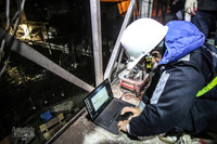 Các kỹ sư thâu đêm 