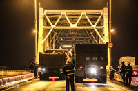 Các kỹ sư thâu đêm 