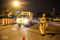 Các kỹ sư thâu đêm 