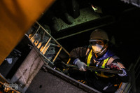 Các kỹ sư thâu đêm 