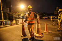 Các kỹ sư thâu đêm 