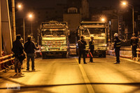 Các kỹ sư thâu đêm 