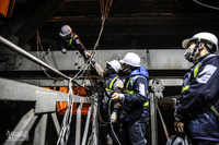 Các kỹ sư thâu đêm 