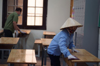 Trường học Hà Nội hối hả dọn dẹp để đón học sinh trở lại trường từ 6/12