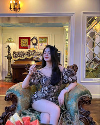 Đường cong nóng bỏng của bạn gái mới Quang Hải