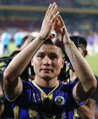 Đường cong nóng bỏng của bạn gái mới Quang Hải