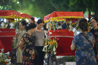 Hình ảnh ấn tượng: Phố đi bộ hồ Gươm và Thành cổ Sơn Tây đông nghịt người tối 30-4