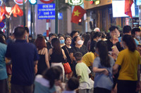 Hình ảnh ấn tượng: Phố đi bộ hồ Gươm và Thành cổ Sơn Tây đông nghịt người tối 30-4