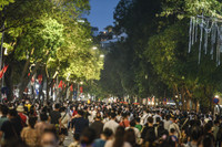 Hình ảnh ấn tượng: Phố đi bộ hồ Gươm và Thành cổ Sơn Tây đông nghịt người tối 30-4