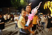 Hình ảnh ấn tượng: Phố đi bộ hồ Gươm và Thành cổ Sơn Tây đông nghịt người tối 30-4