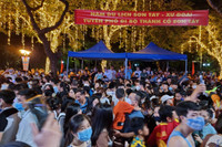 Hình ảnh ấn tượng: Phố đi bộ hồ Gươm và Thành cổ Sơn Tây đông nghịt người tối 30-4
