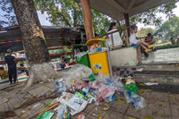 Hà Nội: Chen chân đi chơi công viên Thủ Lệ, trẻ em mệt mỏi vì nắng nóng