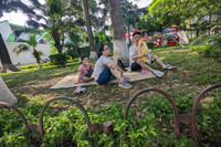 Hà Nội: Chen chân đi chơi công viên Thủ Lệ, trẻ em mệt mỏi vì nắng nóng