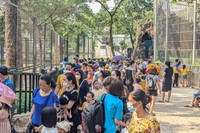 Hà Nội: Chen chân đi chơi công viên Thủ Lệ, trẻ em mệt mỏi vì nắng nóng