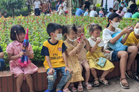 Hà Nội: Chen chân đi chơi công viên Thủ Lệ, trẻ em mệt mỏi vì nắng nóng