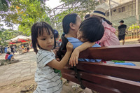 Hà Nội: Chen chân đi chơi công viên Thủ Lệ, trẻ em mệt mỏi vì nắng nóng