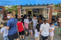 Hà Nội: Chen chân đi chơi công viên Thủ Lệ, trẻ em mệt mỏi vì nắng nóng