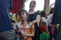 Hà Nội: Chen chân đi chơi công viên Thủ Lệ, trẻ em mệt mỏi vì nắng nóng