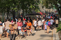 Hà Nội: Chen chân đi chơi công viên Thủ Lệ, trẻ em mệt mỏi vì nắng nóng