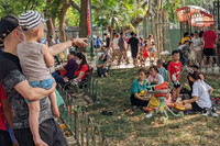 Hà Nội: Chen chân đi chơi công viên Thủ Lệ, trẻ em mệt mỏi vì nắng nóng