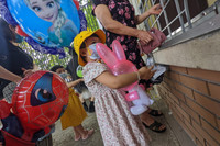 Hà Nội: Chen chân đi chơi công viên Thủ Lệ, trẻ em mệt mỏi vì nắng nóng