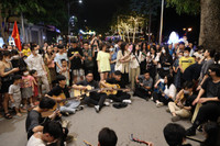 Hình ảnh ấn tượng: Phố đi bộ hồ Gươm và Thành cổ Sơn Tây đông nghịt người tối 30-4