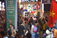 Hình ảnh ấn tượng: Phố đi bộ hồ Gươm và Thành cổ Sơn Tây đông nghịt người tối 30-4