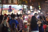 Hình ảnh ấn tượng: Phố đi bộ hồ Gươm và Thành cổ Sơn Tây đông nghịt người tối 30-4