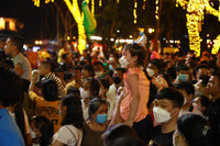 Hình ảnh ấn tượng: Phố đi bộ hồ Gươm và Thành cổ Sơn Tây đông nghịt người tối 30-4