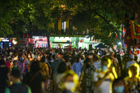 Hình ảnh ấn tượng: Phố đi bộ hồ Gươm và Thành cổ Sơn Tây đông nghịt người tối 30-4