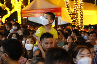 Hình ảnh ấn tượng: Phố đi bộ hồ Gươm và Thành cổ Sơn Tây đông nghịt người tối 30-4