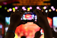 Hình ảnh ấn tượng: Phố đi bộ hồ Gươm và Thành cổ Sơn Tây đông nghịt người tối 30-4