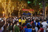 Hình ảnh ấn tượng: Phố đi bộ hồ Gươm và Thành cổ Sơn Tây đông nghịt người tối 30-4