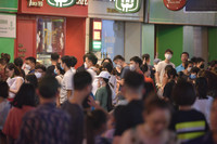 Hình ảnh ấn tượng: Phố đi bộ hồ Gươm và Thành cổ Sơn Tây đông nghịt người tối 30-4