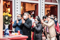 Hà Nội: Người dân thực hiện nghiêm biện pháp phòng dịch Covid-19 ngày mùng 1 Tết Tân Sửu 