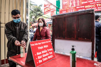 Hà Nội: Người dân thực hiện nghiêm biện pháp phòng dịch Covid-19 ngày mùng 1 Tết Tân Sửu 