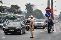 Ảnh: Người dân đeo khẩu trang kín mít, đổ về Thủ đô sau nghỉ Tết