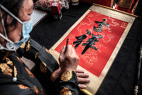 Hà Nội: Người dân thực hiện nghiêm biện pháp phòng dịch Covid-19 ngày mùng 1 Tết Tân Sửu 