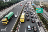 Ảnh: Người dân đeo khẩu trang kín mít, đổ về Thủ đô sau nghỉ Tết