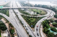 Ảnh: Người dân đeo khẩu trang kín mít, đổ về Thủ đô sau nghỉ Tết