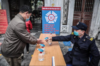 Hà Nội: Người dân thực hiện nghiêm biện pháp phòng dịch Covid-19 ngày mùng 1 Tết Tân Sửu 