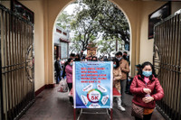 Hà Nội: Người dân thực hiện nghiêm biện pháp phòng dịch Covid-19 ngày mùng 1 Tết Tân Sửu 