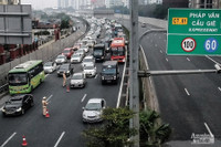 Ảnh: Người dân đeo khẩu trang kín mít, đổ về Thủ đô sau nghỉ Tết