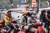 Ảnh: Người dân đeo khẩu trang kín mít, đổ về Thủ đô sau nghỉ Tết