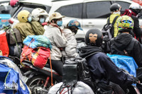 Ảnh: Người dân đeo khẩu trang kín mít, đổ về Thủ đô sau nghỉ Tết