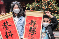 Hà Nội: Người dân thực hiện nghiêm biện pháp phòng dịch Covid-19 ngày mùng 1 Tết Tân Sửu 