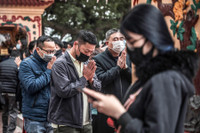 Hà Nội: Người dân thực hiện nghiêm biện pháp phòng dịch Covid-19 ngày mùng 1 Tết Tân Sửu 